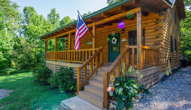Cozy Cabin Minutes to Helen and best hiking trails in the area! Pet Friendly!