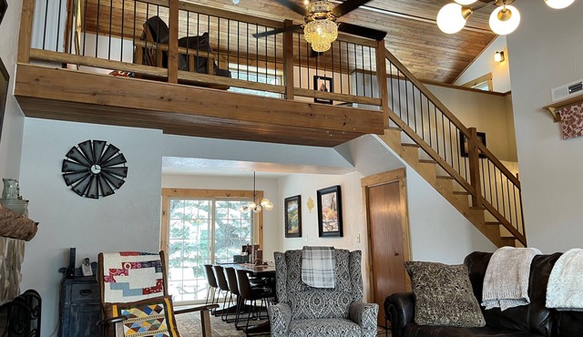 Cozy cabin near all the attractions in the Heart of the Hills! Pet friendly!