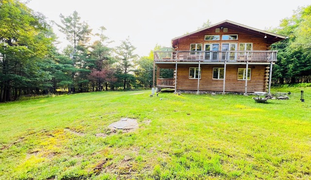 Cozy Cabin near Hunter Mountain w/Sunroom and Gameroom