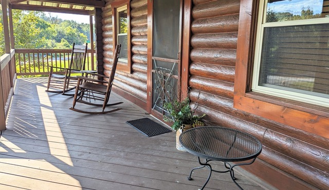 Cozy Cabin near Jack Daniels, Uncle Nearest, and George Dickel Distilleries.