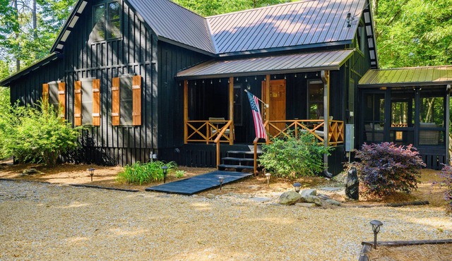 Cozy cabin near Lake Rabun and Clayton. Dog friendly!