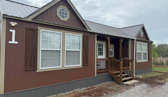 Cozy cabin near Medicine Park Tv and WIFI