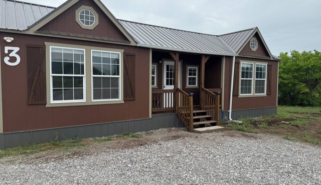 Cozy cabin near Medicine Park with WiFi, AC
