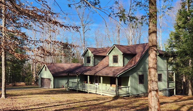 Cozy Cabin near New River Gorge & Summersville Lake, Hot Tub, Firepit, WiFi