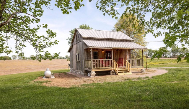 Cozy Cabin Near Nashville, TN ~ Surrounded By Beautiful Farmland