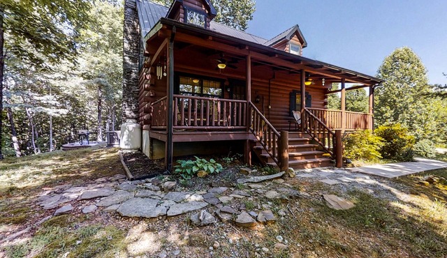 Cozy cabin near Norris Lake with a porch, firepit, gas fireplace & jetted tub