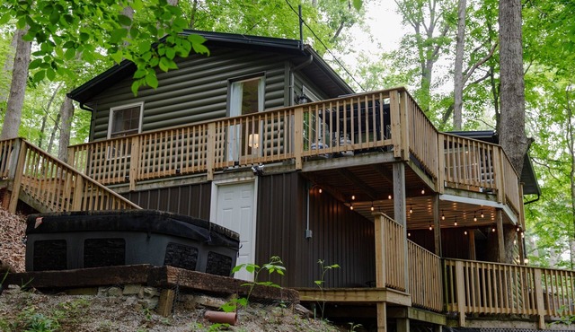 Cozy Cabin near Pleasant Hill Lake w Hot Tub