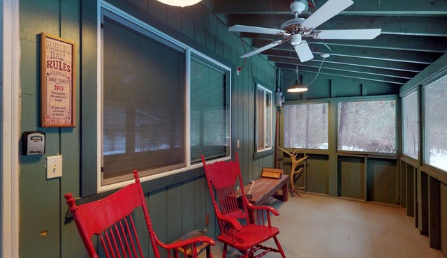 Cozy cabin near river, tubing, skiing, fishing - breathtaking location