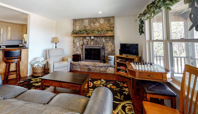 Cozy cabin near skiing with free WiFi, game room, and deck