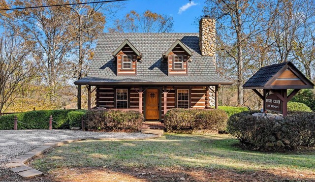 Cozy cabin near the Shrine with peaceful views—perfect for a relaxing retreat.