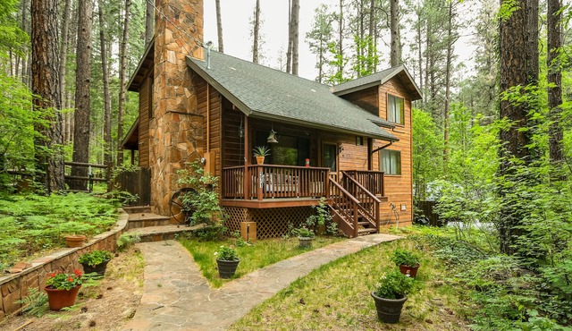 Cozy Cabin Nestled in the Heart of Oak Creek, minutes from trails