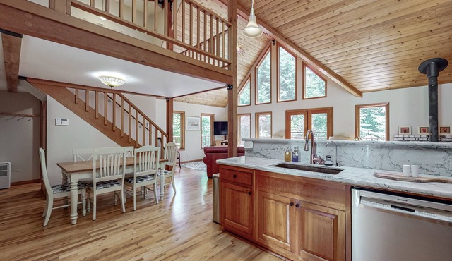 Cozy Cabin Nestled on 2.5 Acres of Pristine Redwood Forest *Hot Tub *Fire Pit!