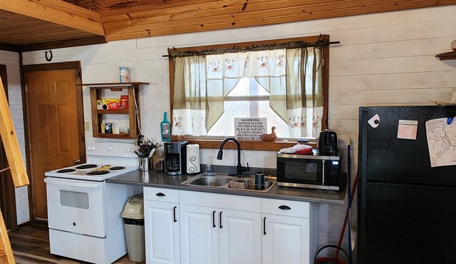 Cozy cabin nestled on the edge of Huckleberry Conservation, w/firepit!