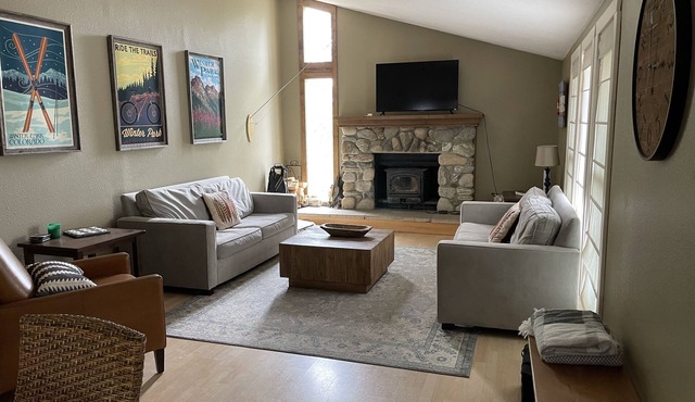 Cozy cabin on 2 acres in Tabernash, CO. Pet friendly, excellent Wifi!