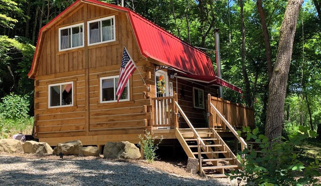 Cozy cabin on 30 acres just minutes from The Wilds with AC, WiFi