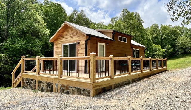 Cozy Cabin on 4 acres - By I-40 - King Bed - Fenced Yard - Deck - Loft - Firepit