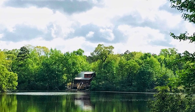 Cozy Cabin on a private lake.