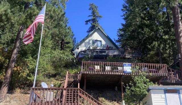Cozy Cabin on beautiful Deer Lake!