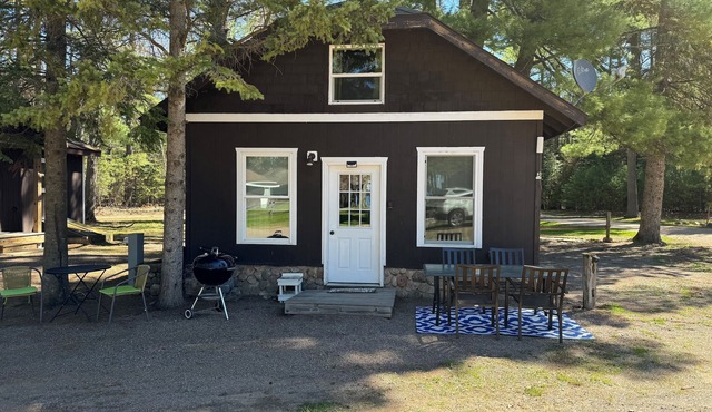 Cozy Cabin on Big St Germain Lake sleeps 2nmodern appliances, Beach on prop!