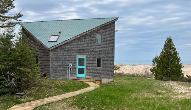 Cozy cabin on Donegal Bay with a great view of the night sky-pets welcome!