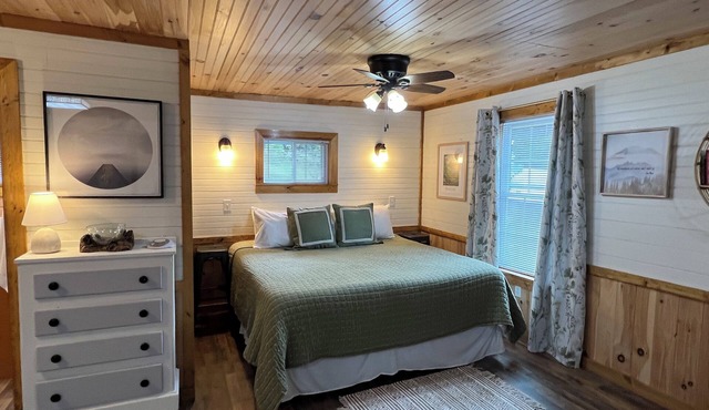 Cozy Cabin on Farm, Waterfalls, Near Parkway, Brevard, Pisgah, DuPont & Lakes