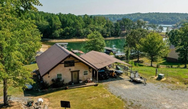 Cozy cabin on Jasper side of Smith Lake. Close to all amenities!
