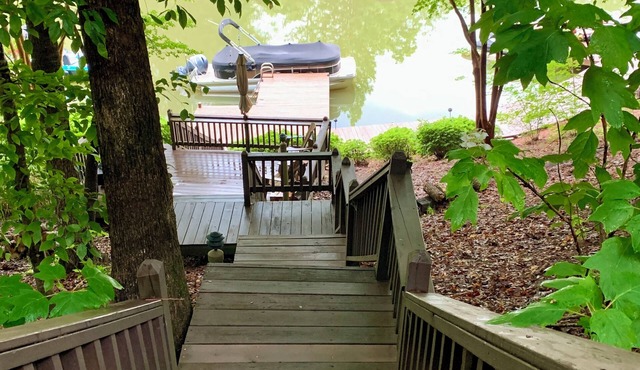 Cozy cabin on Lake Martin within 30 miles to Toomers Corner and Auburn Football