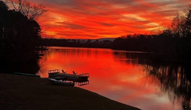 Cozy Cabin on Lake, relax and recharge. Enjoy boating, fishing and swimming.