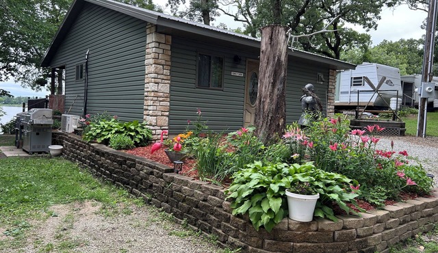 Cozy cabin on lake sakatah, ol time resort.