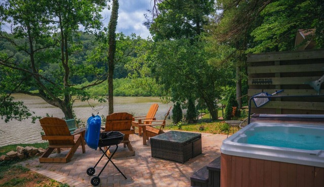 Cozy Cabin on Lake front with Hot tub & firepit