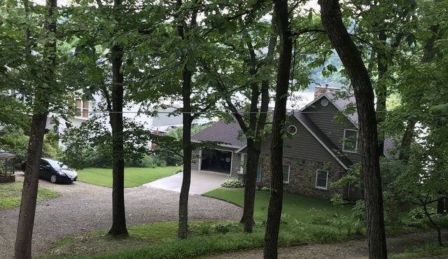Cozy Cabin on Lake of the Ozarks a perfect Couples Retreat