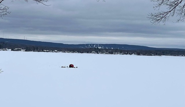 COZY CABIN, ON LAKE WI! 1/2 HOUR FROM DEVILS HEAD/CASCADE! SNOWMOBILE! ICE FISH!