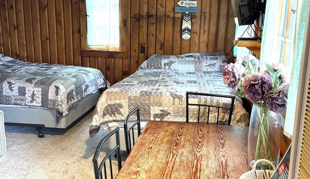 Cozy cabin on lakeside with free dock space and amazing swimming beach