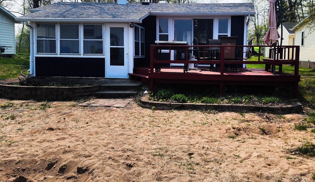 Cozy cabin on Little McDonald with amazing walk out beach!