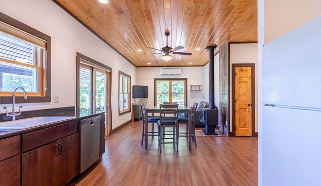Cozy Cabin on Private Lake! Kayaks, Firepit, Fishing! Relaxing. Pet Friendly.