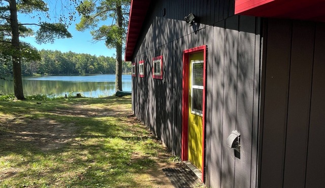 Cozy Cabin on Private Lake in Gwinn