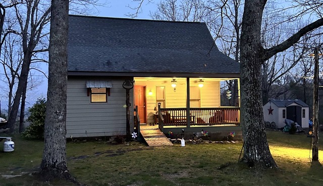 Cozy cabin on the brow. Beautiful flowers perfect for your spring getaway!