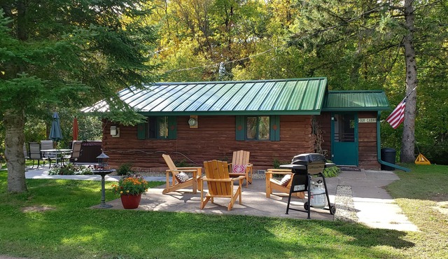 Cozy cabin on the bank of Bear Creek with a hot tub to relax in!