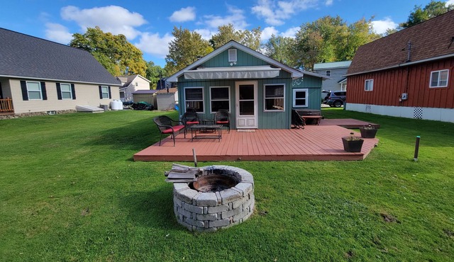 Cozy Cabin on the Canal w Kayaks, Jacuzzi and dock!
