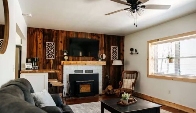 Cozy Cabin on the Creek with Hot Tub!