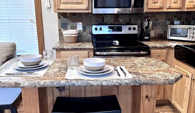 Cozy cabin on the edge of the woods yet close to downtown Lindale.
