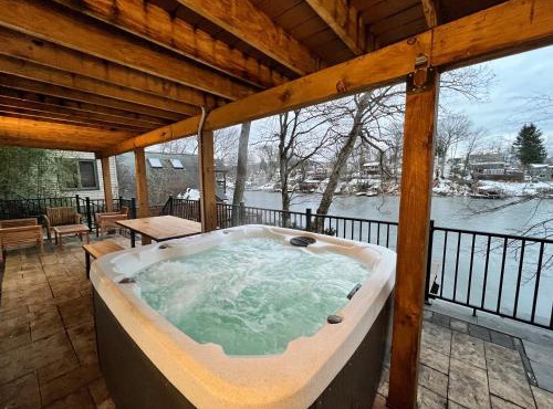 Cozy Cabin On the Lake with HotTub