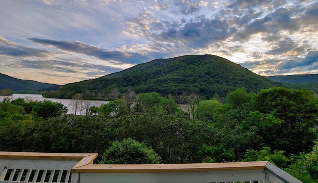 Cozy Cabin on the New River near Blacksburg, Va. Hot Tub on deck overlooking