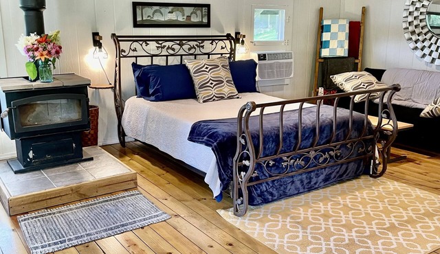 Cozy cabin on the river! Pet friendly!