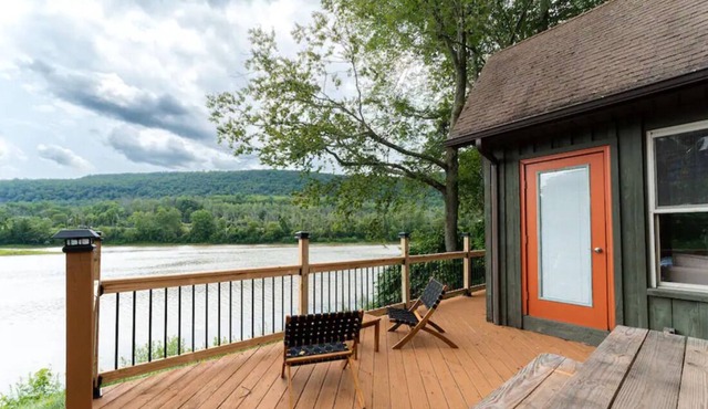 Cozy Cabin on the River-The NEST