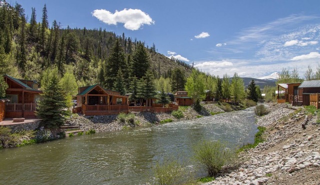 Cozy Cabin on the River. 1 Bed 1 Bath Patio w/ BBQ