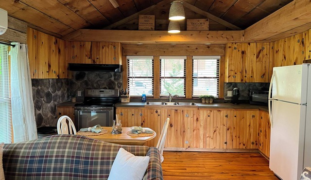 COZY CABIN ON THE CREEK