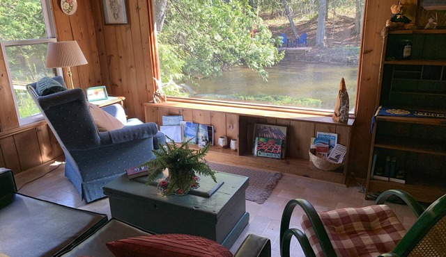 Cozy cabin on the river! Steps from the water, amazing views of river & wildlife