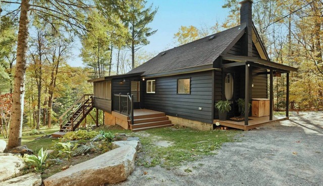 Cozy Cabin on the water! Close to ski hill and recreational trails.