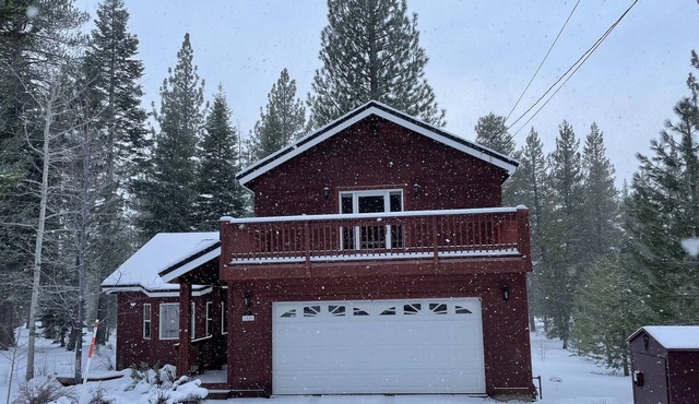 Cozy cabin on a big lot close to ski resorts and shops